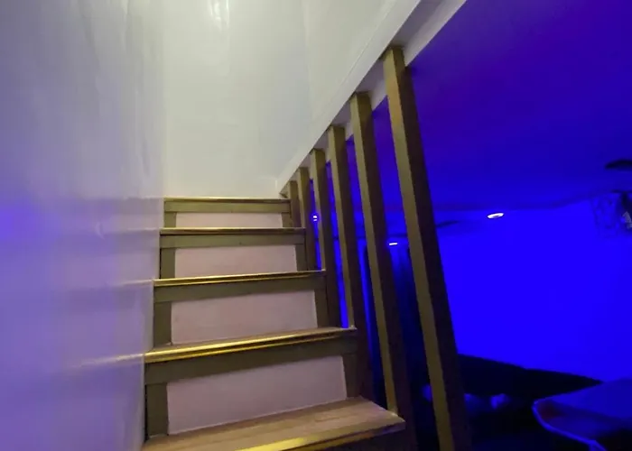 Elegant Golden Loft With Mood Lighting Location And Skyline Views Apartamento Manila