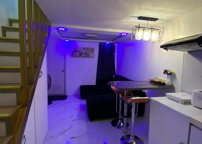 Elegant Golden Loft With Mood Lighting Location And Skyline Views Apartamento *