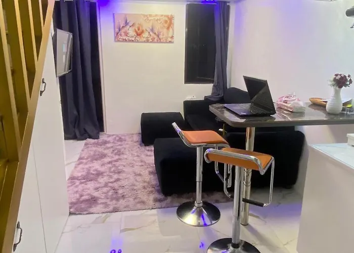 Elegant Golden Loft With Mood Lighting Location And Skyline Views Apartamento Manila